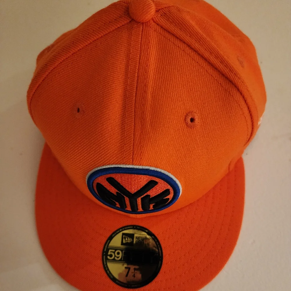 New Era Knicks fitted 7 1/4 NWT orange - Picture 1 of 4